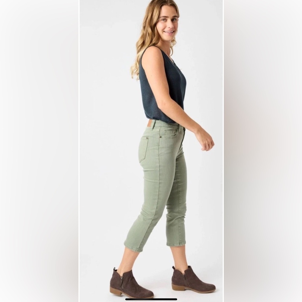 NWT Judy Blue Mid Rise Sage Green Skinny Capri Sage Size: 15/32 Boutique Fall 💚